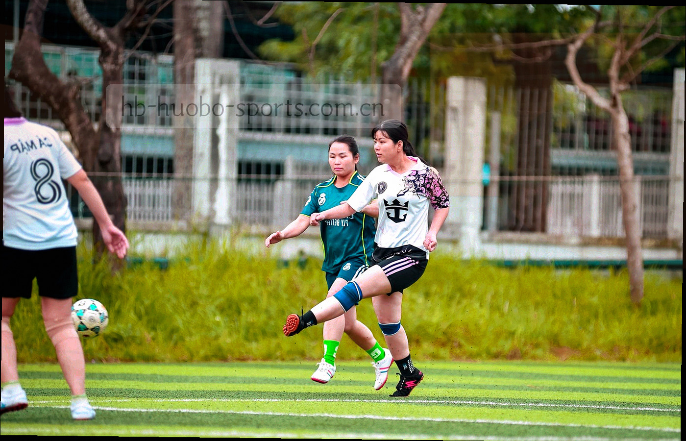 深绿底上三条连线汇入中心节点的抽象联系示意